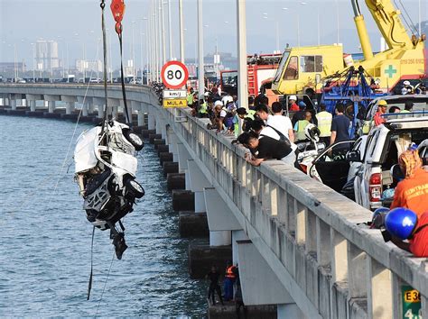 #tearful #farewell for penang bridge crash victim. "Baru Hias Rumah Nak Sambut Tahun Baru Cina Tapi.."- Abang ...