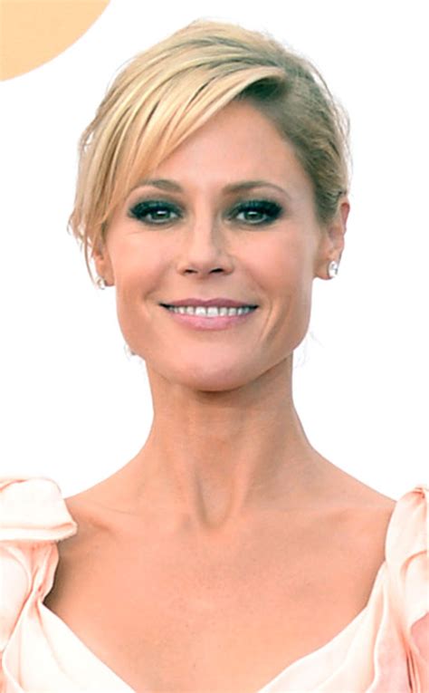 Emmys Makeup Get Julie Bowens Soft Smoky Eye E Online