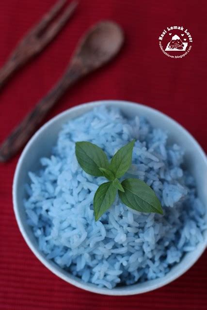 Aroma nasi kerabu berasal dari daun rempah yang diiris halus, seperti bunga kecombrang, daun kesom, daun kadok, daun pegagan, daun kunyit, atau daun kencur. Nasi Lemak Lover: Nasi Kerabu Biru Kelantan