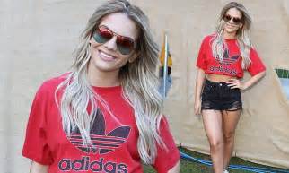 louisa johnson flashes her midriff at mighty hoopla daily mail online