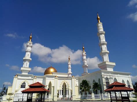 Dekat dengan jalan utama ke kota bharu. Masjid Al- Ismaili | Lokasi : Bulatan Pasir Pekan, Wakaf ...