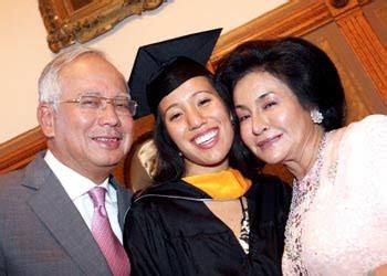 His father is lee kuan yew, first prime minister of singapore. UNTUK DIKONGSI BERSAMA: (Tahniah) Anak Perempuan PM Bertunang