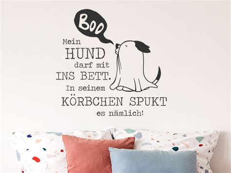 Allerdings liegt sie nicht immer auf dem bett (auf ihrer decke), sondern sehr gerne auf ihrem platz neben dem bett. Wandtattoo Mein Hund darf mit ins Bett | Wandtattoos.de