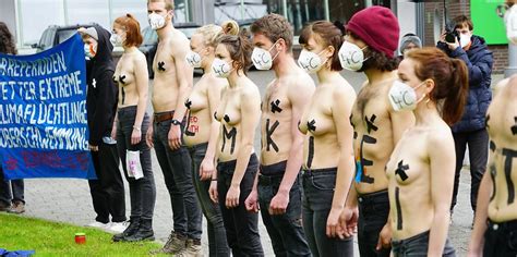 Nackt Demo Klima Aktivisten Ziehen Vor Hamburger Medienhäusern Blank