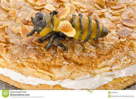 Er eigent sich hervorragend als klebstoff zum befestigen von zuckerperlen und streuseln auf keksen, aber auch als „mörtel für ihr lebkuchenhaus ist er ideal. Flacher Kuchen Mit Einer Mandel Und Einem Zuckerguss ...