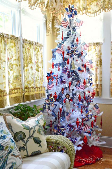 Over centuries, the way we decorate our christmas trees has evolved. Patriotic Fridays with Tree Classics | Patriotic christmas ...