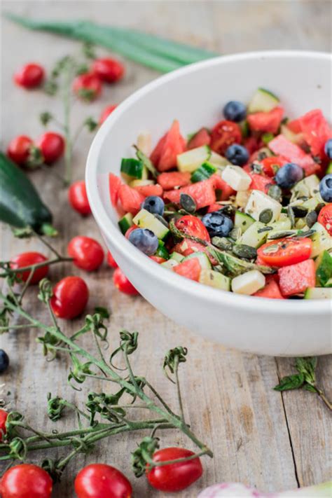 Salate zum Grillen Sommerlicher Wassermelonensalat mit Feta und Blaubeeren