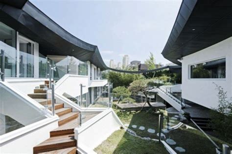Stunning South Korean Courtyard Home Balances Tradition With Modern