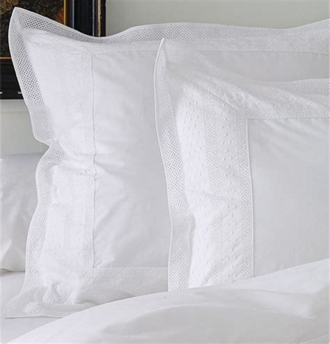Taie d'oreiller carrée 65x65 cm et taie d'oreiller rectangulaire 50x70 cm. Taie d'oreiller percale Anecdotes blanc Sylvie Thiriez - Blancollection