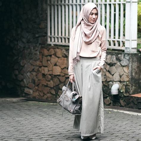Tidak biasa disini dimaksudkan ialah, gaya berbusana muslim yang modern dan stylist yang menjadikan instagramnya menjadi wadah untuk muslimah dalam berbusana muslim trendy. Gaya Baju Muslimah Stylist : Gaya Fashion Muslim Dari Tren Summer 2020 Styling Seviq Febinita ...