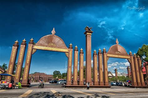 Kota bharu, occasionally written as kota baharu, is a city in malaysia that serves as the state capital and royal seat of kelantan. Tebilan - Below Surface: Cuti-cuti di Kota Bharu, Kelantan.