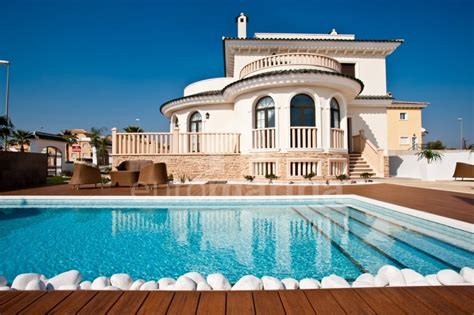 Primus valencia is an elegant hotel with cozy, bright, completely soundproofed, furnished in a modern style rooms. Mediterranean villa, Lucia
