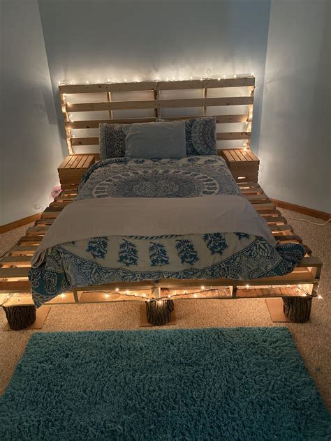 Кровать из поддонов с подсветкой светодиодной 86 фото
