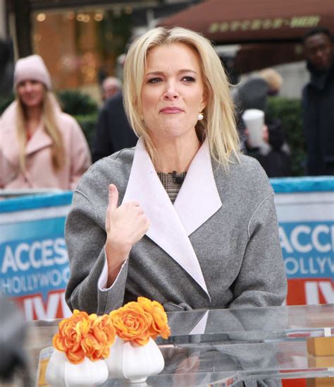 Megyn Kelly Eats Pizza At Access Hollywood In New York 1411178