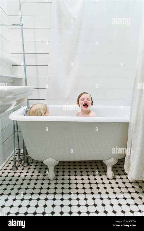 Junge Und Mädchen In Der Badewanne Fotos Und Bildmaterial In Hoher
