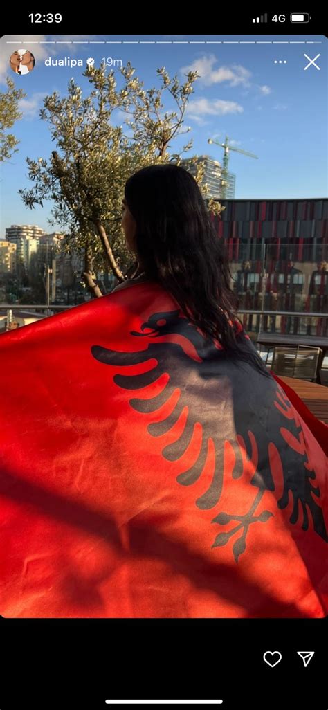FOTO Me flamurin kuqezi Dua Lipa Gëzuar Ditën e Pavarësisë Gazeta