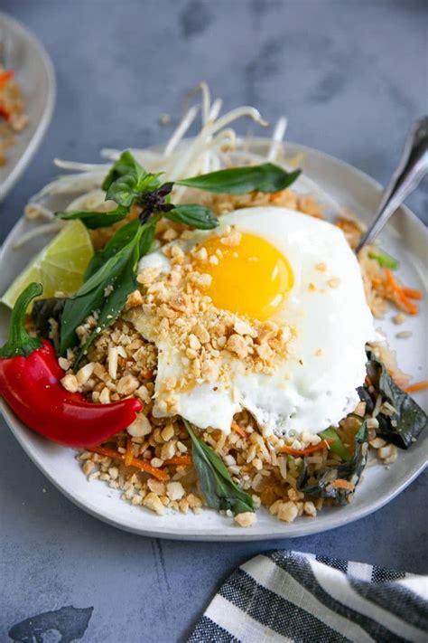 Best food deals in eugene, or. Easy Thai Fried Rice Recipe (Khao Phat Kaphrao) - The ...