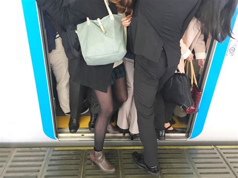 電車でイケメンが隣に！冷静な女性も内心は喜びでいっぱい intelivia
