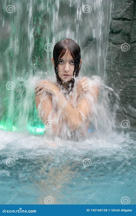 Piękna Młoda Naga Kobieta Pod Chełbotanie Wodą Siklawa W łazience Basen Zakrywa Górnego Ciało Z