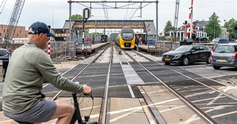 De spoorbeheerder die zich nu alleen nog bezighoudt met het spoorwegnet, gaat zich volgens de telegraaf ook richten op de elektrische auto. Vrijdag laatste auto over overweg Driebergen-Zeist | ProRail