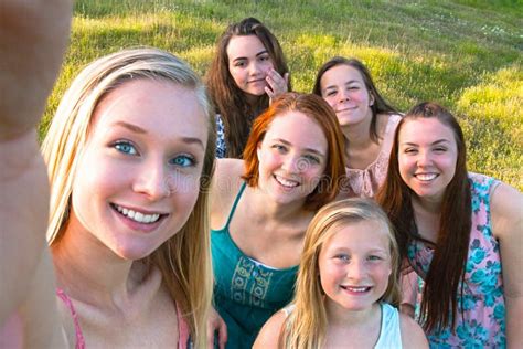 Grupo De Chicas J Venes Que Toman Un Selfie Foto De Archivo Imagen De Verde Cubo