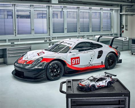 This is a big set and looks even better when the led lighting system is installed. LEGO Technic Porsche 911 RSR 42096 und sein großer Bruder ...