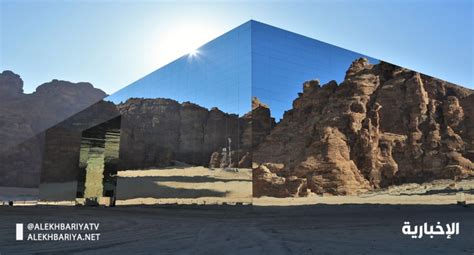 #القمة_الخليجية_في_العلا الطيب مدك ممطر الخير مسرور من المليك اللى هنا شعبه ودارة فخر المعالي وجودها فيه مذخور على المكارم تمها فعل وعبارة العدل في حزمه على مبسم النور سلمان تاج العز قبله منارة ويوم المبادي طيبها ورد وعطور ماهن في عزه ثنا دون جارة. أكبر مبنى مغطى بالمرايا في العالم يحتضن القمة الخليجية ...