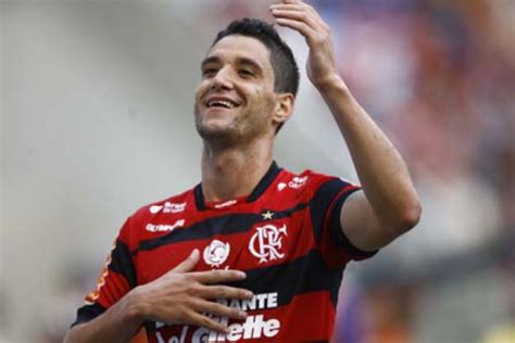 De la wikipedia, enciclopedia liberă. O 'primeiro embate': Flamengo e Thiago Neves duelam no ...