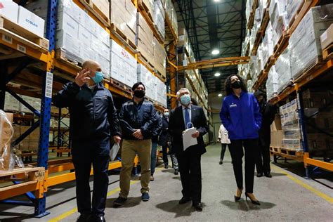 El ministro de salud, enrique paris, aseguró que según las proyecciones de las autoridades sanitarias la situación del país en el marco de la pandemia será mejor para las elecciones del 15 y 16 de mayo, en comparación a la fecha programada en principio para abril. Ministro Paris recibe donación de 1,5 toneladas de ...