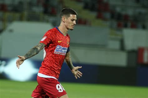 Marco dulca intră în posesia balonului la marginea careului de 16 metri advers. CASA Liga 1 - Echipa etapei a 4-a - Știri - LPF