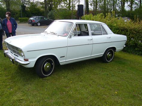 Der viertürige Opel Kadett B "Ascona" in der Profilansicht