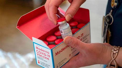 En cuanto a la vacuna de moderna, el 6º informe de farmacovigilancia informa de que la vacuna de moderna ha incluido nuevos efectos secundarios. La vacuna de Moderna genera una inmunidad de un año contra ...