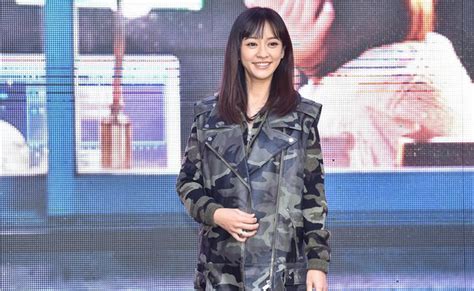 #ivy chen #陳意涵 #陈意涵 #痞子英雄 #black and white #i love her character in b&w so much #she was such a badass but spoiled too lol. 陳意涵挺八個月孕肚現身 自曝懷孕後僅胖三公斤__新浪網-北美