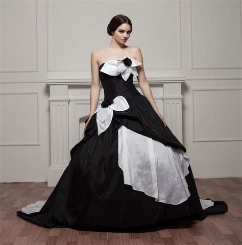 2017 Gothic Wedding Dresses Black And White Wedding Gowns Court Train