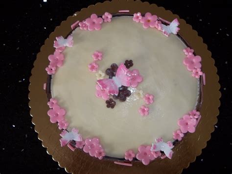 Avendo deciso di decorare per la prima volta una torta con il cioccolato plastico ho cercato la ricetta in rete e ne ho trovate due varianti. Le Torte di Lara: Torta fiori e farfalle con decori in ...