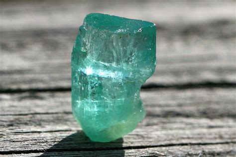 Туя голден смарагд (golden smaragd) — описание. Smaragd Kristall Kolumbien 05 - Erdschatz