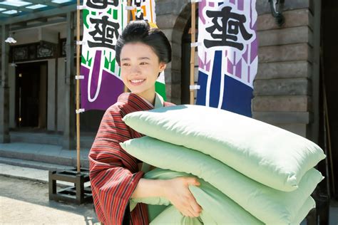 あなたに、ちょっとしたプレゼントです。 これはほんの気持ちです。 i hope you'll like it. 朝ドラ『おちょやん』ドラマ界の最強タッグが手掛けるセット ...