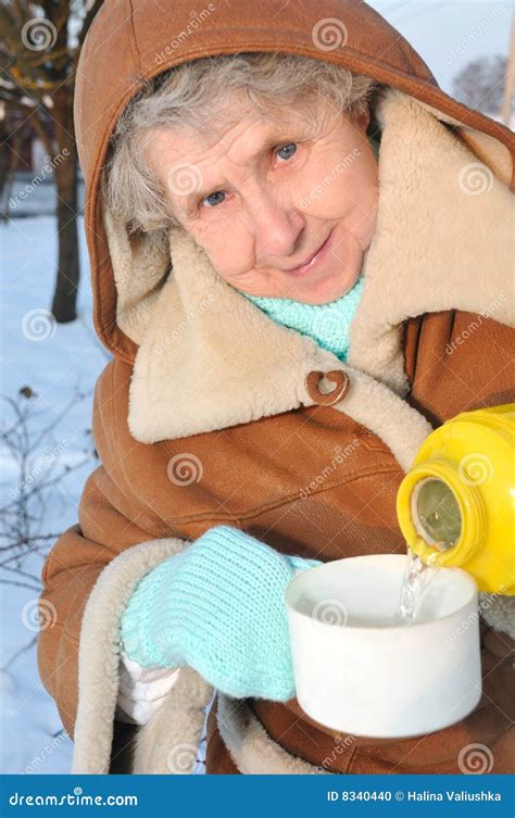 Glückliche Oma Mit Thermos Auf Winterhintergrund Stockfoto Bild Von Porträt Grau 8340440