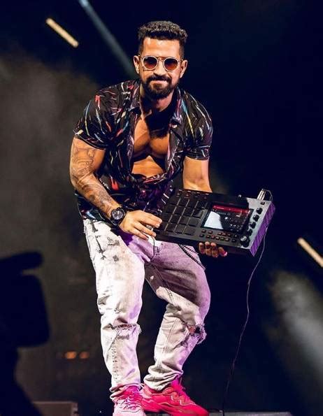 Listen and download all songs by dennis dj. Malandramente milionário! Saiba quanto fatura por mês ...
