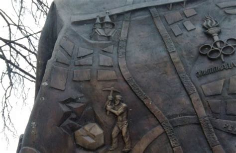 Monument to the sewing machine - Monuments reveal