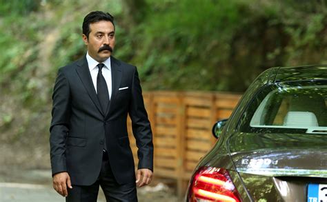 Üstündağ, yıllar önce verdiği bir röportajda eşi ile tanışma hikayesini şu sözlerle anlatmıştı: Mustafa Üstündağ ve Ecem Özkaya, oğulları için bir araya geldi