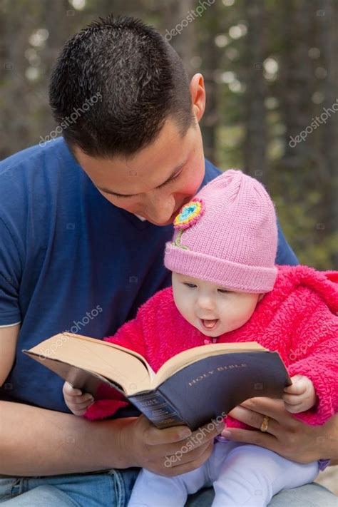 Papá E Hija Bebé Leyendo La Biblia 2024