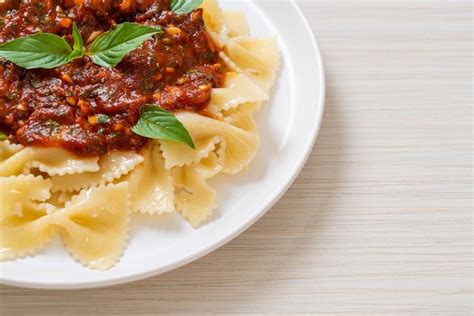 Premium Photo Farfalle Pasta With Basil And Garlic In Tomato Sauce