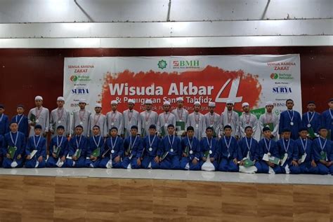 Bmh Gelar Wisuda Akbar Santri Penghafal Alquran Republika Online