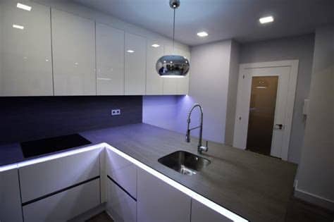 Cada tonalidad de luz led tiene un uso apropiado según el ambiente y la sensación que deseemos en el caso particular de la cocina o del baño, la combinación de luz neutra y luz fría, crea un. Tiras de led para tu cocina, ¡todo un acierto! - Reformas ...