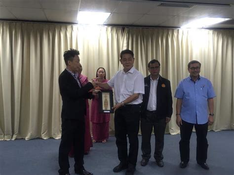 Daerah ini ditadbir oleh majlis daerah maradong dan julau. Majlis Penyampaian Cek Pampasan Pan Borneo Meradong,Julau ...