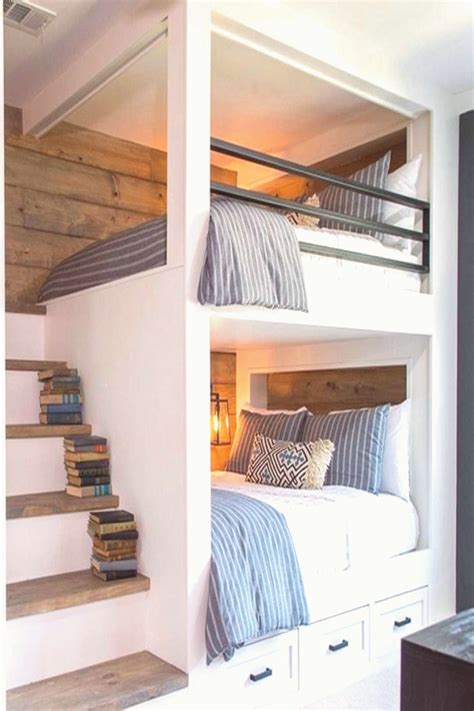 Il donne le ton à l'ambiance souhaitée. lit mezzanine 2 places escalier en bois et blanc deux lits ...