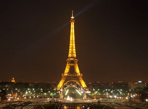 Named after the engineer gustave eiffel, whose company designed and built the tower. Torre Eiffel illuminata - Viaggi, vacanze e turismo ...