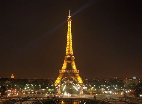 Viene utilizzato il fuso orario della capitale parigi. Torre Eiffel illuminata - Viaggi, vacanze e turismo ...