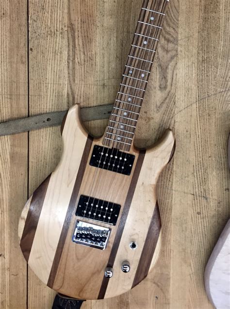 Hiermee kun je online gitaar stemmen. Guitar-building elective integrates math into music and ...